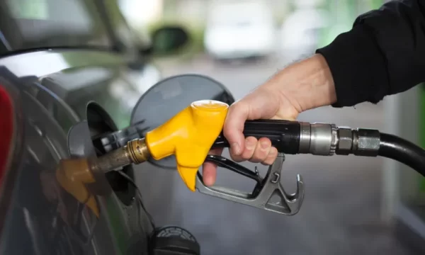 Defasada há 50 dias, gasolina tem maior período sem reajuste desde 2019