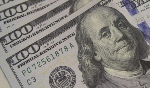 Dólar sobe para R$ 4,80 e fecha no maior valor em uma semana