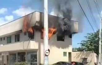 Em Manaus, explosão de gás causa incêndio em centro comercial