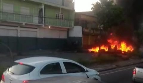 Em Manaus, moradores queimam pneus em frente da entrada da comunidade da Sharp