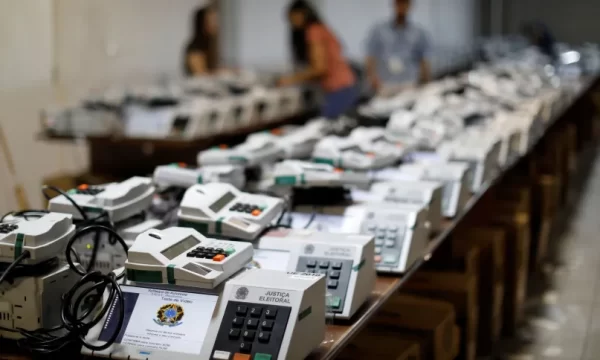 Forças Armadas garantem direito ao voto em comunidades isoladas do Amazonas em meio à seca histórica