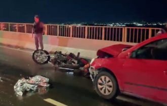 Homem morre atropelado por carro ao empurrar própria moto em Manaus