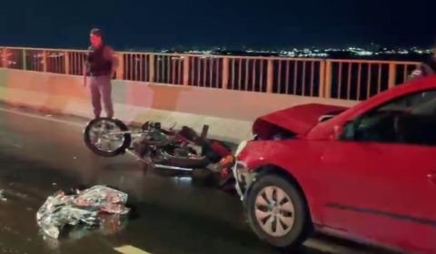Homem morre atropelado por carro ao empurrar própria moto em Manaus