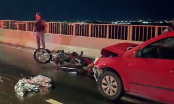 Homem morre atropelado por carro ao empurrar própria moto em Manaus