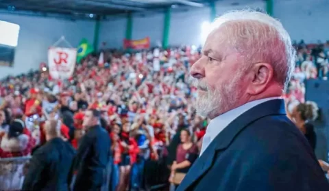 Lula promete acabar com “garimpagem” em terra indígena e defende demarcações