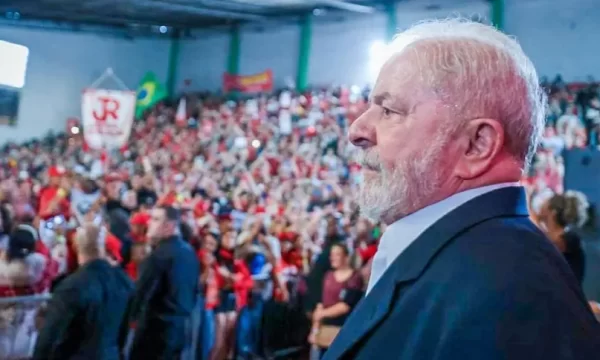 Lula promete acabar com “garimpagem” em terra indígena e defende demarcações