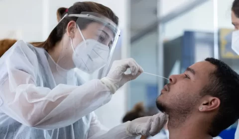 Média móvel de casos de Covid-19 apresenta leve queda nesta terça-feira