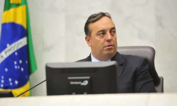 Ministros do STF criticam decisão de Nunes Marques que derrubou cassação de deputado