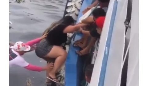 Mulher vira ‘Homem Aranha’ para não perder vaga em barco para Parintins; veja vídeo