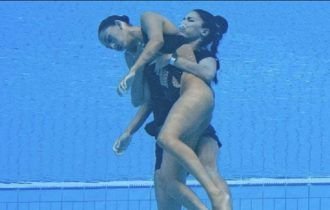 Nadadora Anita Álvarez perde a consciência na piscina e é resgatada por treinadora