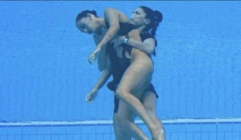Nadadora Anita Álvarez perde a consciência na piscina e é resgatada por treinadora