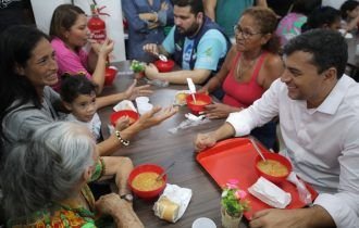No Aleixo, Wilson Lima inaugura Prato Cheio para servir sopa gratuitamente para 400 pessoas, por dia