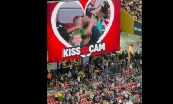 O beijo gay triplo que levou estádio esportivo à loucura; veja vídeo