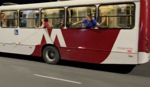 Passageiros gritam por socorro durante assalto ao ônibus da linha 442 em Manaus