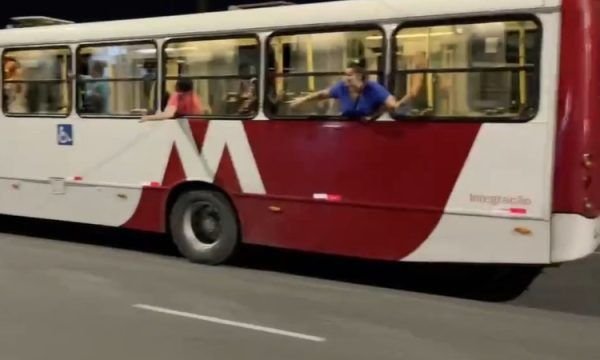 Passageiros gritam por socorro durante assalto ao ônibus da linha 442 em Manaus