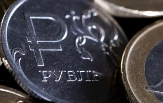 Rublo atinge pico de 7 anos contra dólar após Ocidente dizer que Rússia deu calote