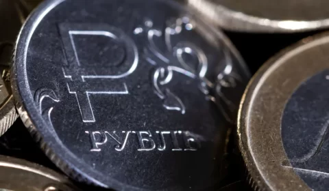 Rublo atinge pico de 7 anos contra dólar após Ocidente dizer que Rússia deu calote