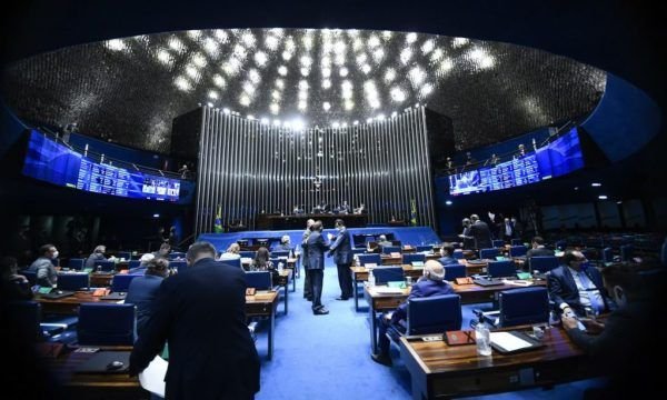 Senado aprova projeto que limita ICMS dos combustíveis