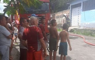 Urgente: casa pega fogo e apavora moradores na zona Norte de Manaus