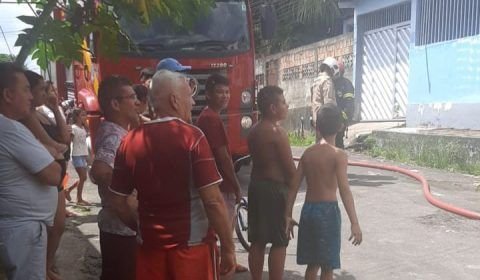 Urgente: casa pega fogo e apavora moradores na zona Norte de Manaus