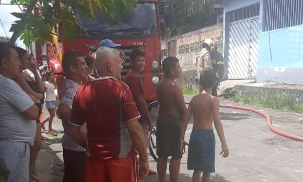 Urgente: casa pega fogo e apavora moradores na zona Norte de Manaus