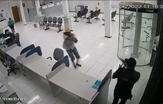 URGENTE: homem finge ferro na perna, entra armado em banco, atira e morre