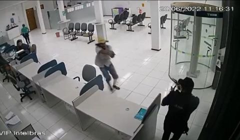URGENTE: homem finge ferro na perna, entra armado em banco, atira e morre