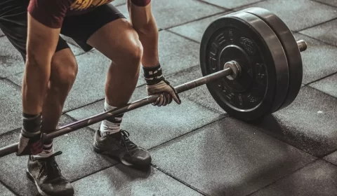 Vídeo: Atleta de crossfit é atingido por barra com peso durante exercício