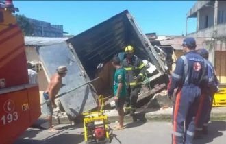 Vídeo: caminhão invade casa e motorista fica preso nas ferragens em Manaus