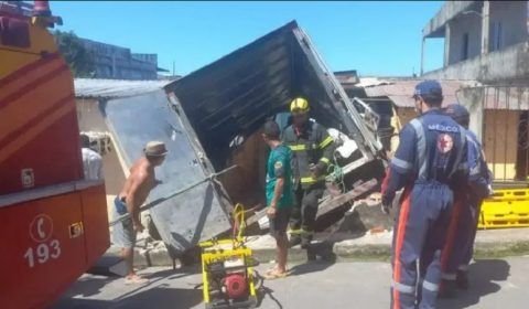 Vídeo: caminhão invade casa e motorista fica preso nas ferragens em Manaus