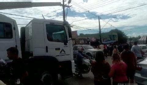 Vídeo flagra momento que população expulsa Amazonas Energia do Alvorada