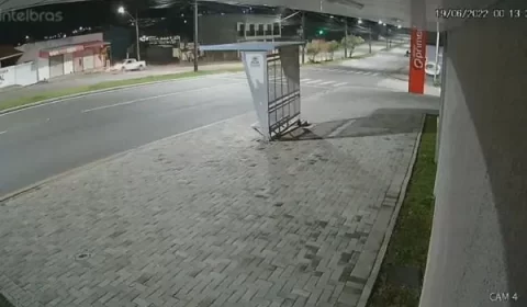Vídeo: motorista sem cinto morre ao bater contra muro