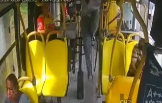 VÍDEO: passageiro se joga de ônibus em movimento ao perceber assalto em Manaus