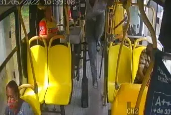 VÍDEO: passageiro se joga de ônibus em movimento ao perceber assalto em Manaus