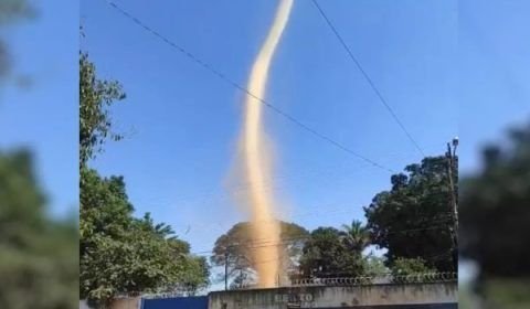 Vídeo: redemoinho de poeira gigante impressiona moradores