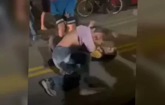 Vídeo. Vice-diretor é filmado socando jovem na porta de escola