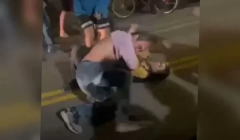 Vídeo. Vice-diretor é filmado socando jovem na porta de escola