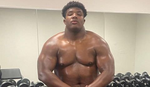 Adolescente de 14 anos impressiona pelo porte físico e chama atenção no futebol americano