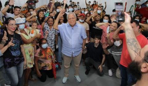 Amazonino Mendes debate com jovens alternativas para o mercado e novas oportunidades para a UEA