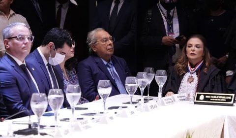 Amazonino Mendes é ovacionado durante posse de Flávio Pascarelli no Teatro Amazonas