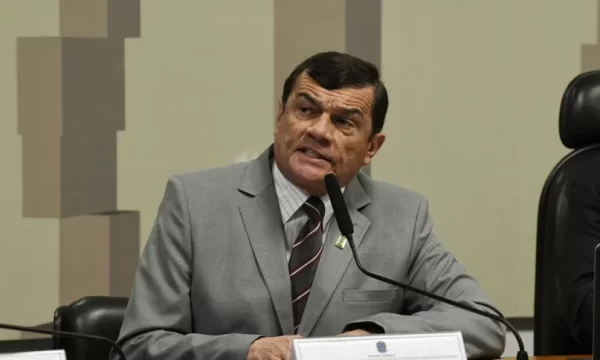 Atuação do ministro da Defesa reforça falas de Bolsonaro sobre “meu exército”