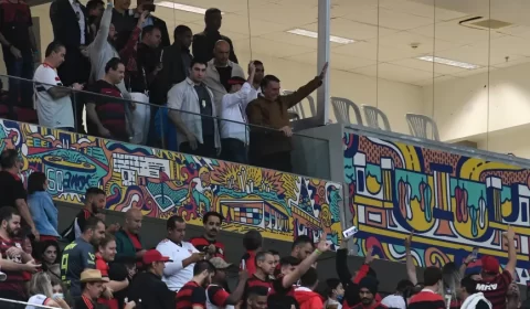 Bolsonaro enforca trabalho com rotina de motociatas, religião e futebol