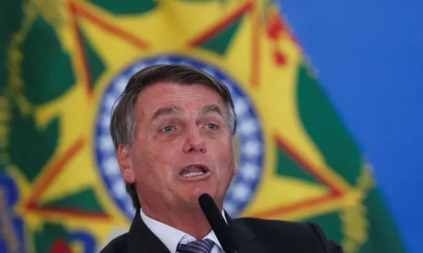 Bolsonaro tem reunião com embaixadores sobre segurança das urnas