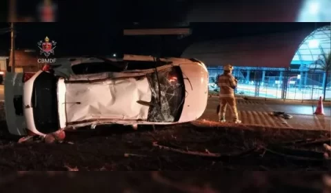 Carro bate em placa, capota e deixa duas vítimas graves
