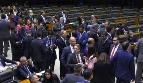 Com presença de Bolsonaro, Congresso promulga emenda que amplia auxílios em ano eleitoral