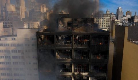 Com risco de desabamento, bombeiros interrompem combate a incêndio e fecham ruas no centro de SP