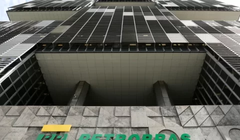Conselho da Petrobras se reúne nesta segunda para debater convocação de assembleia