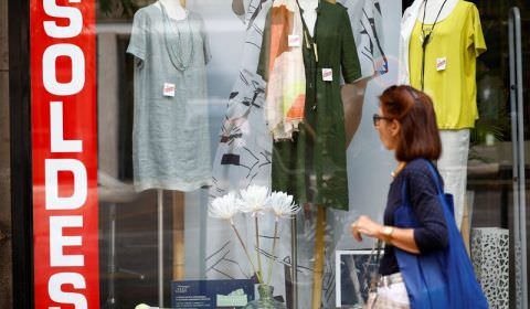 Consumidores da zona do euro cortam gastos com alimentos devido à inflação