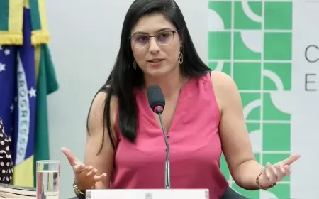 Deputada bolsonarista que associou LGBTs à pedofilia terá de pagar indenização