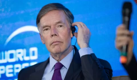 Diplomatas russos e americanos se enfrentam no fórum de Pequim
